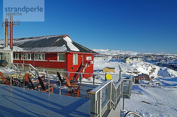 Terasse eines Hotels  Stühle  Tourismus  Winter  Ilulissat  Diskobucht  Arktis  Grönland  Dänemark  Nordamerika