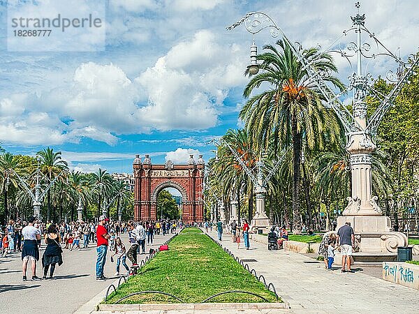 Arco de Triunfo de Barcelona und Promenade Passeig de Lluis Companys  Barcelona  Katalonien  Spanien  Europa