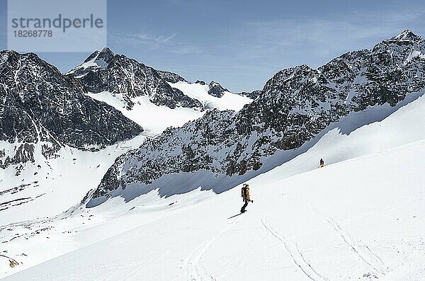 Splitboarder bei der Abfahrt  Berge im Winter  Stubaier Alpen  Tirol  Österreich  Europa