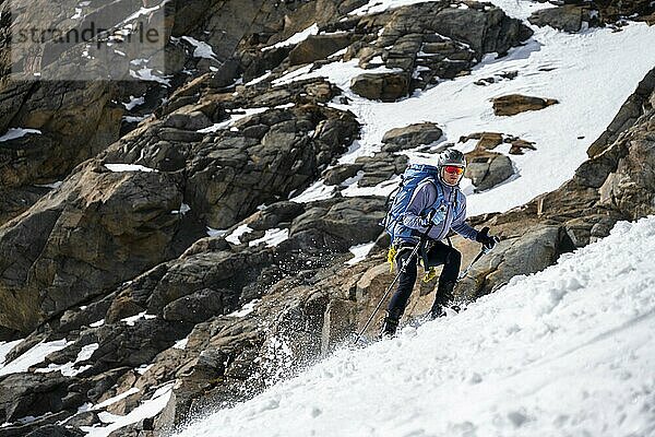 Skitourengeher bei der Abfahrt auf einem steilen Hang  Berge im Winter  Stubaier Alpen  Tirol  Österreich  Europa