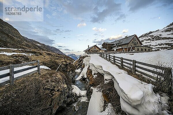 Klamm des Oberbergbach und Berghütte Franz-Senn-Hütte im Winter  Oberbergtal  Stubaier Alpen  Tirol  Österreich  Europa