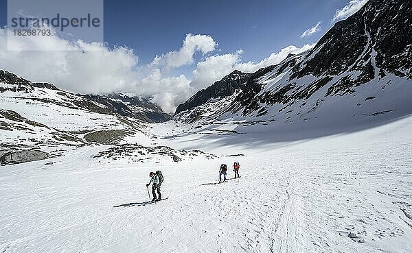 Skitourengeher beim Aufstieg am Alpeiner Ferner  schneebedeckte Berglandschaft  Stubaier Alpen  Tirol  Österreich  Europa