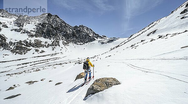 Skitourengeher bei der Abfahrt am Verborgen-Berg Ferner  hinten Alpeiner Ferner  Blick ins Tal des Oberbergbach  Stubaier Alpen  Tirol  Österreich  Europa