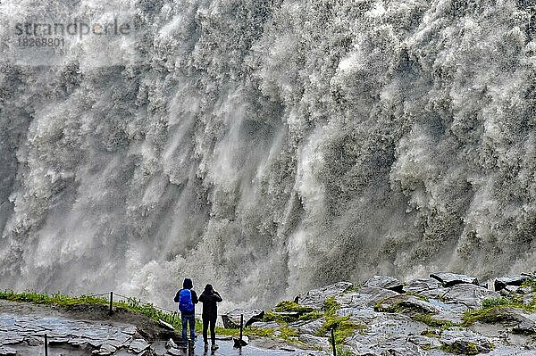 Menschen vor herabstürzenden Wassermassen  Dettifoss Wasserfall im Sommer  Nordisland  Island  Europa