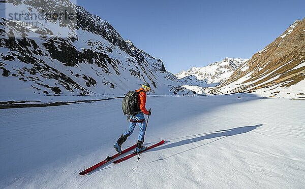 Skitourengeher im Oberbergtal  verschneite Berge mit Gipfel Aperer Turm  Stubaier Alpen  Tirol  Österreich  Europa