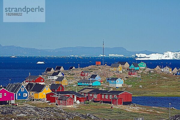 Bunte Häuser eines kleinen Dorfes  große Eisberge  Illimanaq  Diskobucht  Grönland  Dänemark  Nordamerika