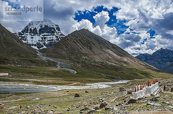 Stupas auf der Kailash Kora vor dem Berg Kailash  Westtibet