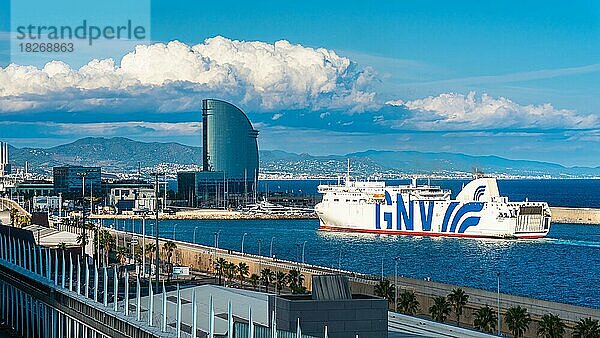 GNV-Fähre im Hafen von Barcelona  Spanien  Europa