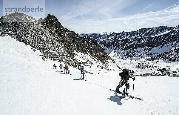 Skitourengeher beim Aufstieg zum Lisenser Ferner  Berglastal  Ausblick auf Berge und Gletscher  Stubaier Alpen  Tirol  Österreich  Europa