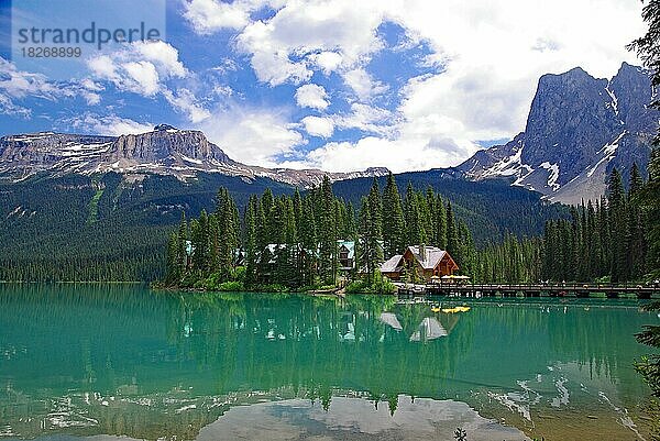 See mit kristallklaren Wasser  kleine Lodge auf einer Insel  die von hohen Bergen umgeben ist  Emerald Lake  Yoho Nationalpark. Rocky Mountains  British Columbia  Kanada  Nordamerika