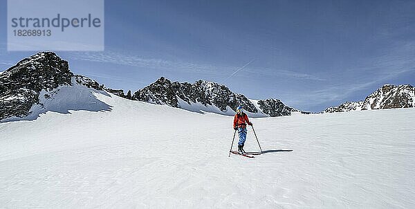Skitourengeher am Lisenser Ferner  Ausblick auf Berge und Gletscher mit Gipfel Vorderes Hinterbergl  Stubaier Alpen  Tirol  Österreich  Europa