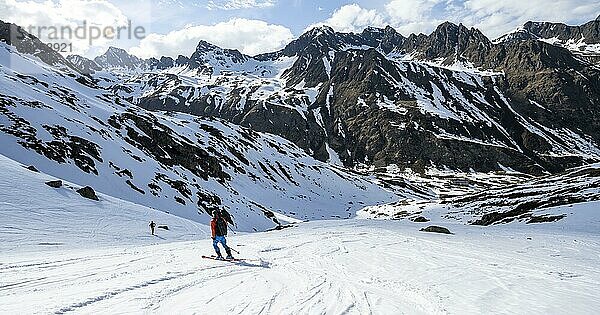 Skitourengeher bei der Abfahrt  im Stiergschwez  Skitour zum Sommerwandferner  Stubaier Alpen  Tirol  Österreich  Europa