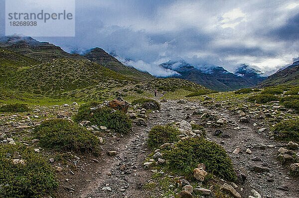 Fluss schlängelt sich durch ein Tal  Kailash Kora  Westtibet