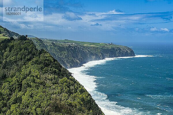 Die nördliche Küstenlinie der Insel Sao Miguel  Azoren  Portugal  Europa