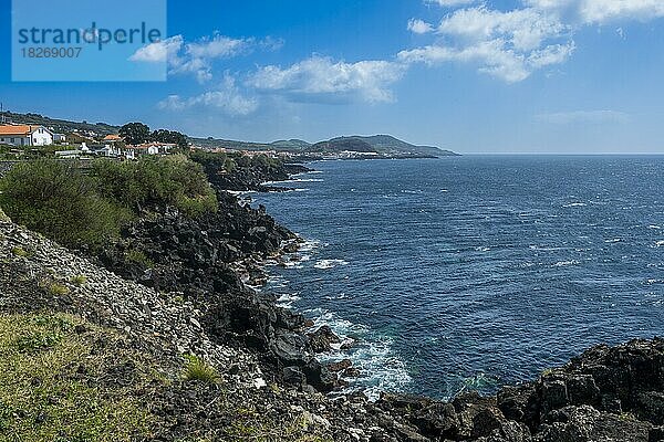 Südliche Küstenlinie der Insel Terceira  Azoren  Portugal  Europa
