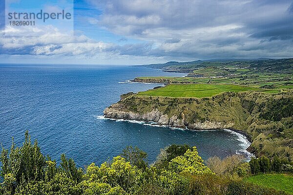 Blick über die nördliche Küstenlinie vom Aussichtspunkt Santa Iria auf der Insel Sao Miguel  Azoren  Portugal  Europa