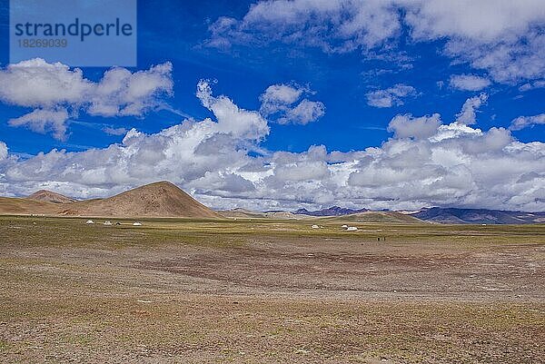 Weite tibetische Landschaft entlang der Straße von Tsochen nach Lhasa  Westtibet