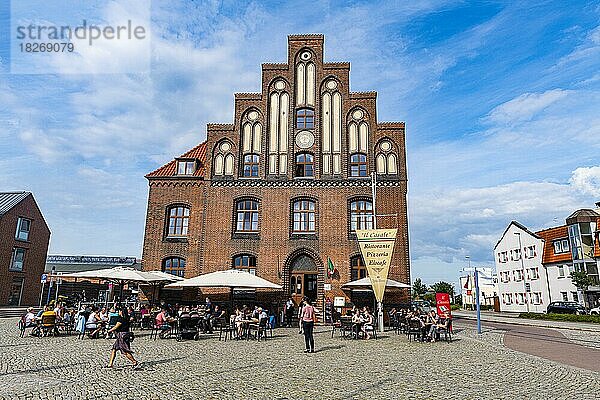 Hanseatisches Haus im Hafen der Unesco-Weltkulturerbe Hansestadt Wismar  Deutschland  Europa