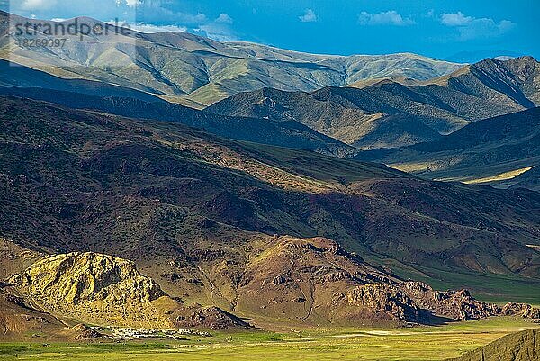 Offene  weite Landschaften in Tibet entlang der südlichen Route nach Westtibet
