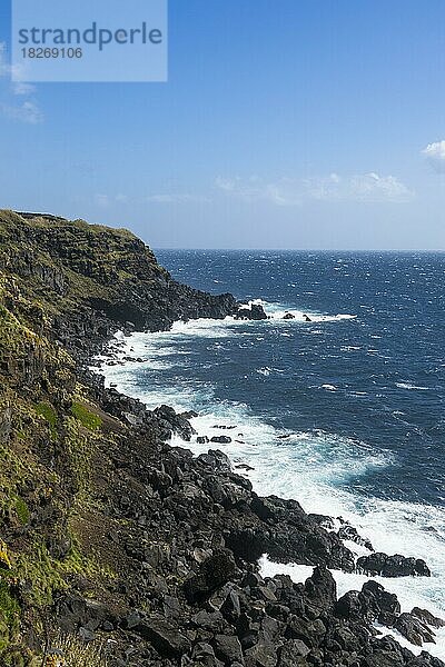 Felsenküste auf der Insel Terceira  Azoren  Portugal  Europa