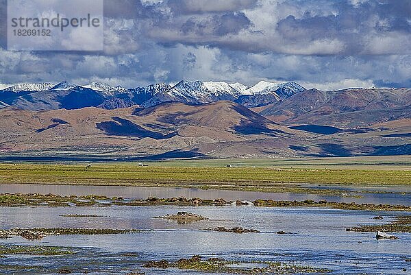 Überschwemmte weite Landschaften in Tibet entlang der südlichen Route nach Westtibet
