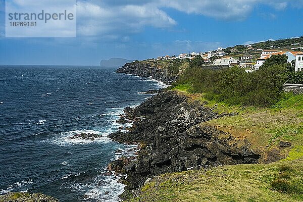 Südliche Küstenlinie der Insel Terceira  Azoren  Portugal  Europa