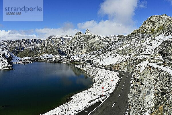 Frisch verschneiter Großer Sankt Bernhard Pass mit Blick von der Schweiz auf die italienische Seite  Kanton Wallis  Schweiz  Europa
