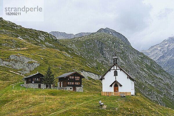 Neugotische Kapelle auf Lüsgen mit zwei Holzchalets  Belalp  Kanton Wallis  Schweiz  Europa