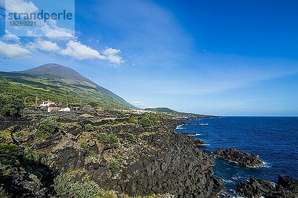 Felsenküste unterhalb des Ponta do Pico  höchster Berg Portugals  Insel Pico  Azoren  Portugal  Europa