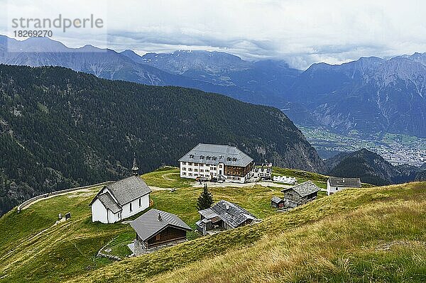 Neugotische Kapelle auf Lüsgen und historisches Hotel  Belalp  Kanton Wallis  Schweiz  Europa
