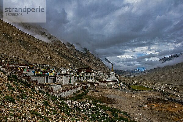 Kloster Rongbuk am Fuße des Mount Everest  Tibet