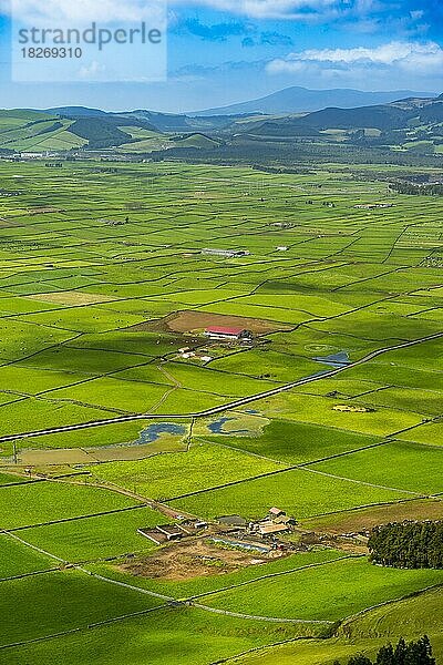 Serra do Cume Aussichtspunkt mit Blick auf grüne Weiden  Insel Terceira  Azoren  Portugal  Europa