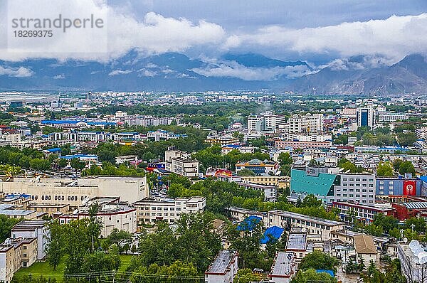 Blick vom Potala hinunter nach Lhasa  Unesco-Weltkulturerbe  Lhasa  Tibet