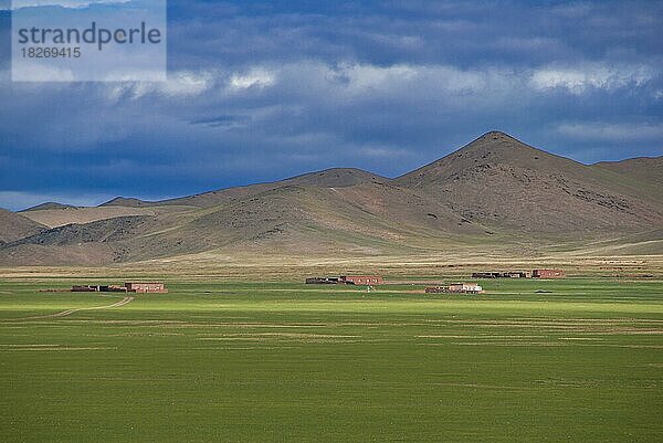 Offene tibetische Landschaft entlang der Straße von Gerze nach Tsochen  Westtibet