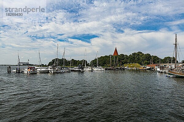 Kirchdorf  Kirchdorf mit Hafen auf der Insel Poel  Ostsee  Deutschland  Europa