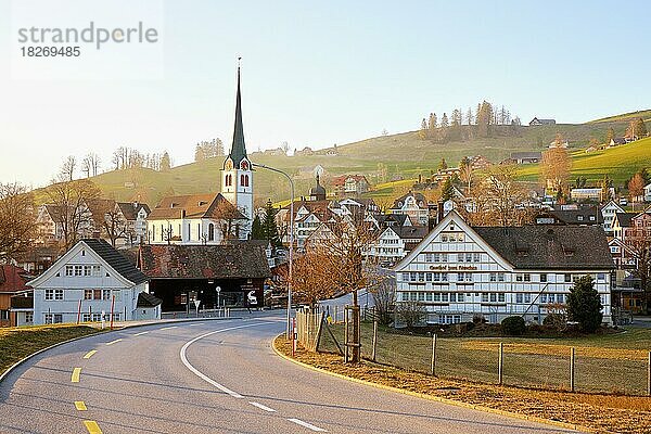Ortsansicht mit typischen Appenzeller Häusern mit Südausrichtung hinten die reformierte Kirche  Gais  Appenzell Ausserrhoden  Schweiz  Europa