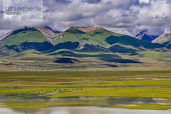 Die offene  weite Landschaft Tibets entlang der tibetischen Eisenbahn in Tibet