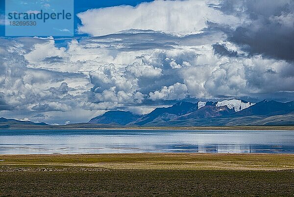 Hochgebirgssee entlang der Straße von Tsochen nach Lhasa  Westtibet