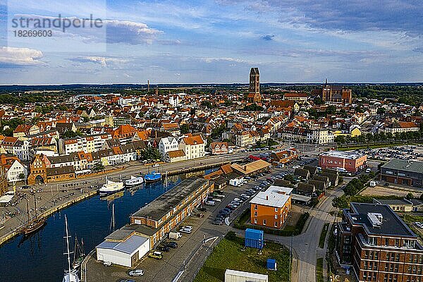 Luftaufnahme der Unesco-Welterbestätte Hansestadt Wismar  Deutschland  Europa