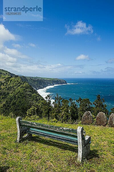 Die nördliche Küstenlinie der Insel Sao Miguel  Azoren  Portugal  Europa