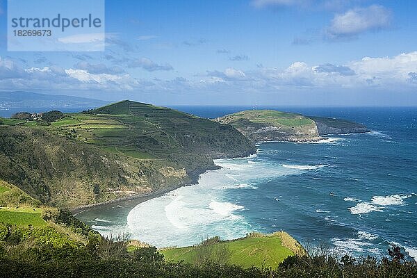 Blick über die nördliche Küstenlinie vom Aussichtspunkt Santa Iria auf der Insel Sao Miguel  Azoren  Portugal  Europa