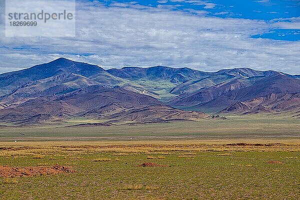 Offene tibetische Landschaft entlang der Straße von Gerze nach Tsochen  Westtibet