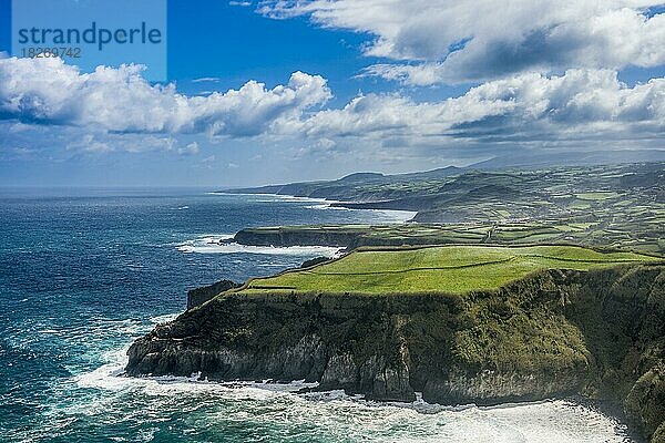 Blick über die nördliche Küstenlinie vom Aussichtspunkt Santa Iria auf der Insel Sao Miguel  Azoren  Portugal  Europa