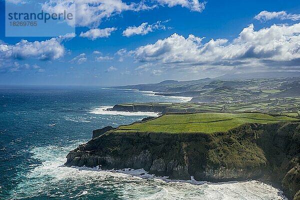 Blick über die nördliche Küstenlinie vom Aussichtspunkt Santa Iria auf der Insel Sao Miguel  Azoren  Portugal  Europa
