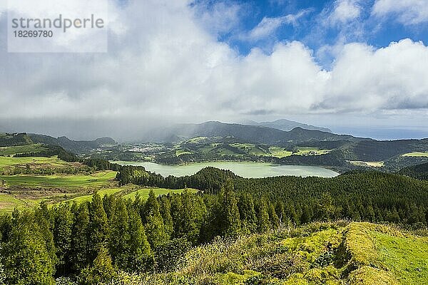 Furnas-See vom Aussichtspunkt Castelo Branco  Insel Sao Miguel  Azoren  Portugal  Europa