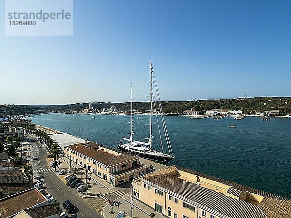 Port de Mao  Blick auf den Hafen vom Parc Rochina  Claustre del Carme im Hintergrund  einlaufende Fähre  Mahon  Menorca  Balearen  Spanien  Europa