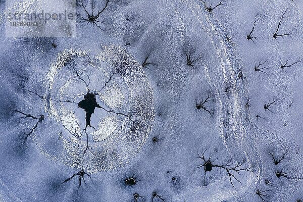 Drohnenansicht. Abstrakte Formen auf der Oberfläche eines zugefrorenen Sees
