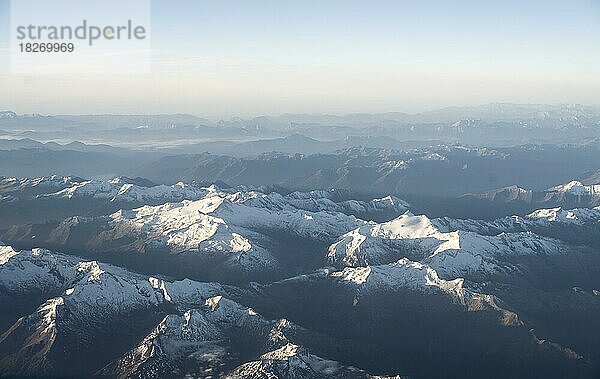 Berge im Morgenlicht  Alpen  Luftaufnahme  Österreich  Europa