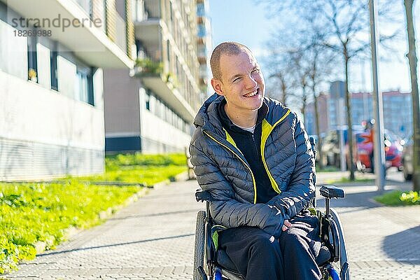 Eine behinderte Person  die gerne im Rollstuhl auf der Straße spazieren geht  Rehabilitation