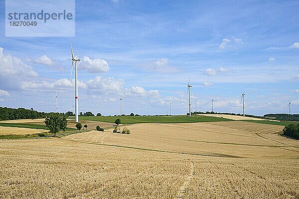 Landschaft mit abgeernteten Getreidefeldern und Windrädern im Sommer  Würzburg  Franken  Bayern  Deutschland  Europa